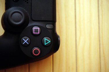 22.03.2019 Eskişehir, Türkiye. Ahşap arka planda iki ps4 gamepads copyspace ile görünümü kapatın