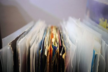 Yığılmış vinil koleksiyonu copyspace ile görünümü kapatın