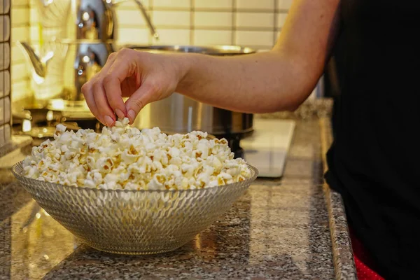 Eating Homemade Freshly Made Popcorn Close View — Stock Photo, Image