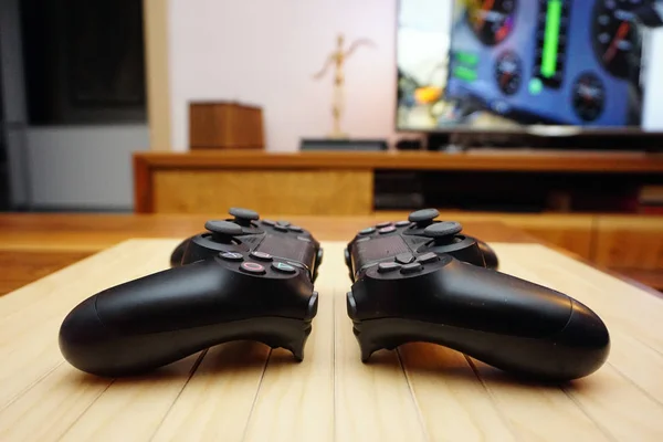 22.03.2019 Eskişehir. Ahşap arka plan üzerinde iki ps4 gamepads görünümü kapatın