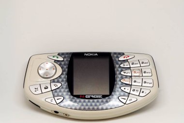 3 Nisan 2019, Eskişehir. Nokia Ngage ve N97 vintage akıllı telefonlar üzerinde beyaz izole arka plan