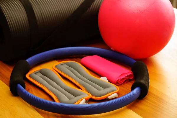 Pilates Conjunto Com Pesa Bola Esticada Esteira Casa — Fotografia de Stock