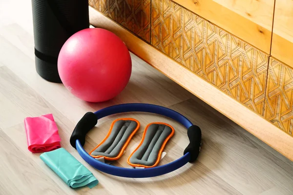 Lastik top ve evde mat Pilates seti ayak ile ağırlığındadır