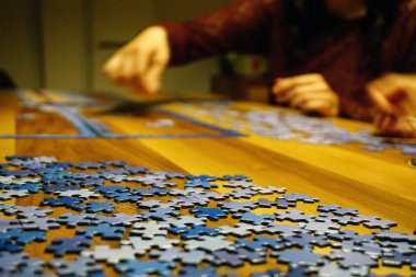 Ahşap arka plan bokeh etkisi yakından görünümünde evde bulmaca yapma