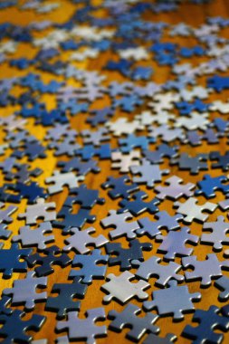 Ahşap arka plan bokeh etkisi yakından görünümünde evde bulmaca yapma