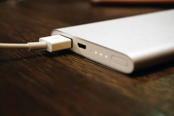 Powerbank Carga Smartphone Fondo Madera Vista Cerca — Foto de Stock