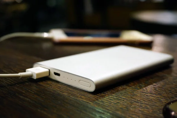 Powerbank Carga Smartphone Fondo Madera Vista Cerca — Foto de Stock