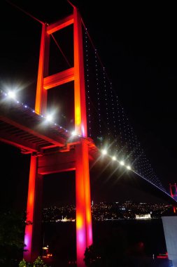 İstanbul Boğaziçi Köprüsü gece sahnesi