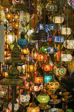 Kapalıçarşı İstanbul Türkiye'de cam fenerler duruyor