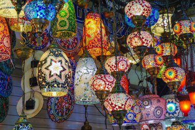 Kapalıçarşı İstanbul Türkiye'de cam fenerler duruyor