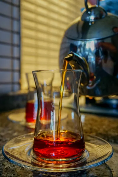 Verser Thé Turc Dans Verre Ventre Mince Traditionnel Dans Cuisine — Photo