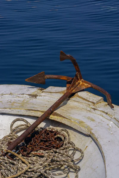 Σκουριασμένη Άγκυρα Προσκολλημένο Στο Σχοινί Στο Πορτρέτο Του Σκάφους — Φωτογραφία Αρχείου