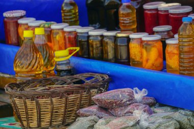 Bursa'da çiftçi pazarı Türkiye'de ev yapımı turşu zeytinyağı otları satıyor