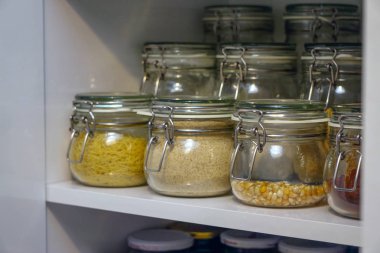 Mutfak çekmecesinde Bakliyat kavanoz düzgünce yakın görünümü düzenlenmiş