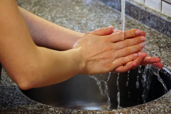 Жінка Миє Руки Водою Милом Під Водою Кухні — стокове фото