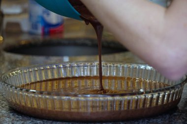 Mikser çırpMa ve fırın işlemleri ile evde brownie kek hazırlanması