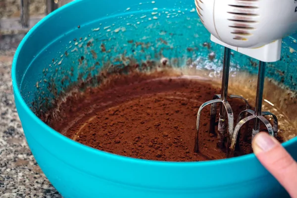 Menyiapkan Kue Brownies Rumah Dengan Proses Whisk Dan Oven Mixer — Stok Foto