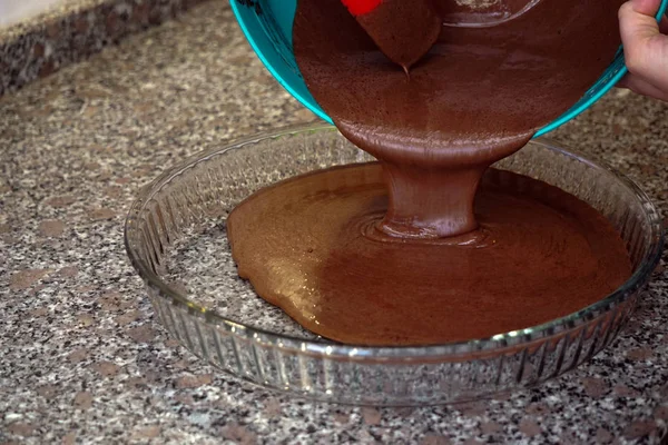 Menyiapkan Kue Brownies Rumah Dengan Proses Whisk Dan Oven Mixer — Stok Foto