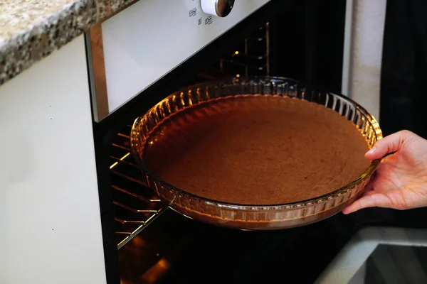 Preparando Bolo Brownie Casa Com Batedor Misturador Processos Forno — Fotografia de Stock