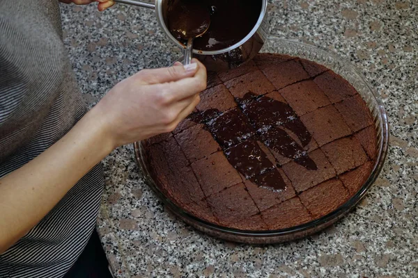 Menyiapkan Kue Brownies Rumah Dengan Proses Whisk Dan Oven Mixer — Stok Foto