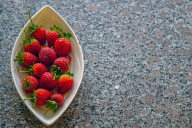 Copyspace ile granit arka planda taze hasat çilek