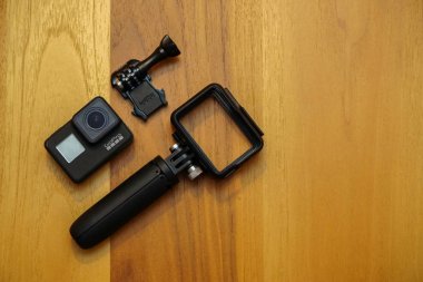 16 Mayıs 2019 Eskişehir, Türkiye. Ahşap arka planda Gopro 7 siyah çeşitli aksesuarlar;