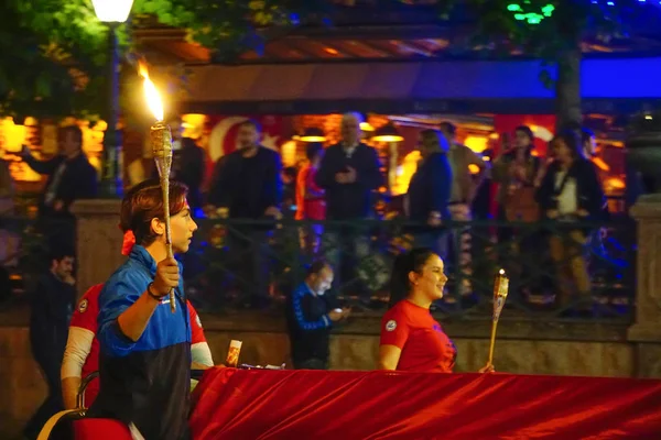 19 Mayıs 2019 Eskişehir Türkiye. 19 Mayıs Ulusal Bağımsızlık Yürüyüşü'nde Türk milletinin bağımsızlığını simgeleyen meşaleyi tutan genç çocuk