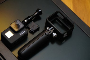 16 Mayıs 2019 Eskişehir, Türkiye. Ahşap arka planda Gopro 7 siyah çeşitli aksesuarlar ve dizüstü bilgisayar