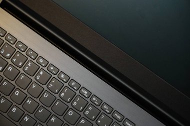 Üçgen yönde asimetrik görüntü dizüstü monitör ve klavye