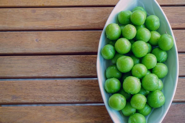 Ciruelas Verdes Plato Blanco Sobre Fondo Madera Vista Cerca Con —  Fotos de Stock