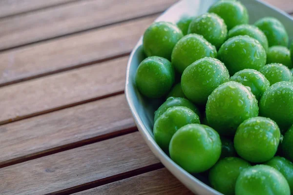 Ciruelas Verdes Plato Blanco Sobre Fondo Madera Vista Cerca Con —  Fotos de Stock