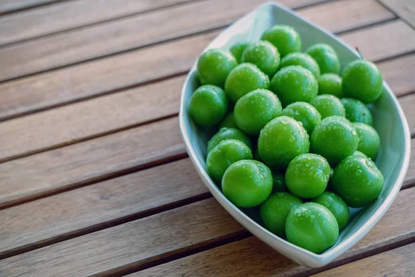 Ciruelas Verdes Plato Blanco Sobre Fondo Madera Vista Cerca Con —  Fotos de Stock