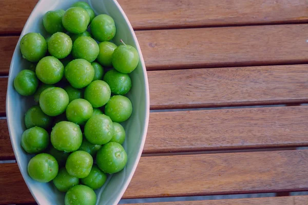 Ciruelas Verdes Plato Blanco Sobre Fondo Madera Vista Cerca Con —  Fotos de Stock