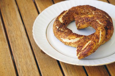 Ahşap arka planda kahvaltı için geleneksel İstanbul simit simit