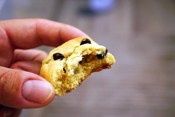 Chocolate Chip Cookie Der Hand Nahaufnahme — Stockfoto