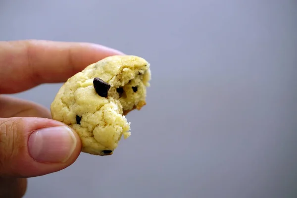 Chocolate Chip Cookie Der Hand Nahaufnahme — Stockfoto