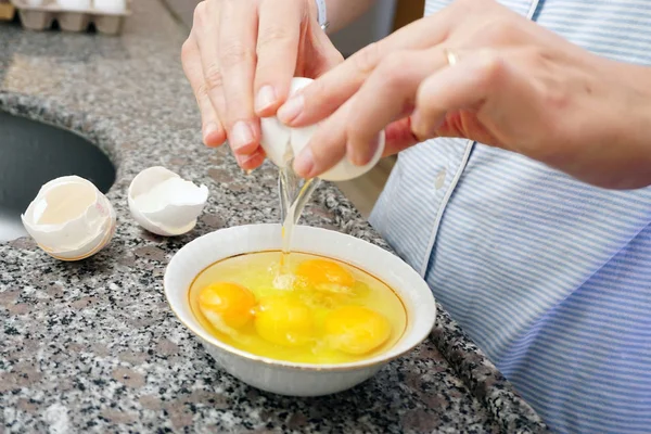 Ovos Brancos Mulher Mão Preparação Cozinha — Fotografia de Stock