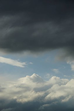 Bulutlar koyu bulutlar atmosfer şablonu arka plan