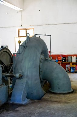 Usak Türkiye 'nin Banaz nehri üzerinde türbinler ve jeneratörler