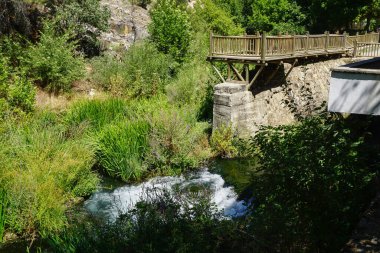 Usak Türkiye 'de Banaz Nehri üzerindeki Clandras Köprüsü Phrygianlar ve hidroelektrik merkezi tarafından yapıldı