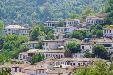 Sirince Evleri ve dar sokaklar güneşli bir günde