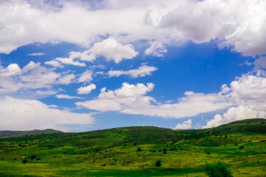 Bulutlu bir günde Türkiye 'nin Erzurum Kedisi İlçesinde Güzel Çayırlar ve Tarlalar