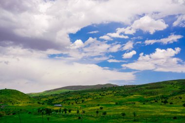 Bulutlu bir günde Türkiye 'nin Erzurum Kedisi İlçesinde Güzel Çayırlar ve Tarlalar