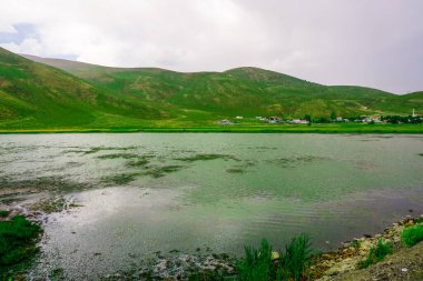 Bulutlu bir günde Türkiye 'nin Erzurum Kedisi İlçesinde Güzel Çayırlar ve Tarlalar