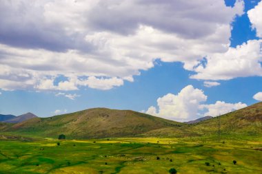 Bulutlu bir günde Türkiye 'nin Erzurum Kedisi İlçesinde Güzel Çayırlar ve Tarlalar