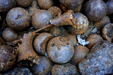 13 Temmuz 2025 Erzurum Türkiye. Şehir merkezindeki Saltuk döneminden kalma tarihi saat kulesi tepsi minaresi mimari ayrıntılar ve savaş eserleriyle dolu.