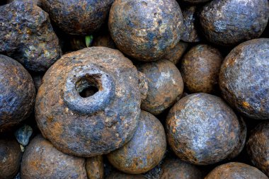 13 Temmuz 2025 Erzurum Türkiye. Şehir merkezindeki Saltuk döneminden kalma tarihi saat kulesi tepsi minaresi mimari ayrıntılar ve savaş eserleriyle dolu.