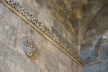 13 Temmuz 2025 Erzurum Türkiye. Çifte Minaret Madrasah ve Erzurum Türkiye Müzesi Mimari ayrıntılar ve eski eserler müzesiyle