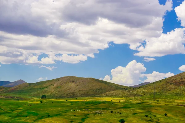 Bulutlu bir günde Türkiye 'nin Erzurum Kedisi İlçesinde Güzel Çayırlar ve Tarlalar