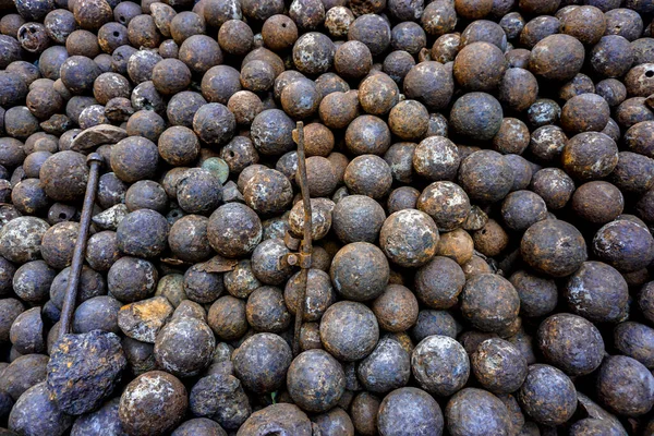 13 Temmuz 2025 Erzurum Türkiye. Şehir merkezindeki Saltuk döneminden kalma tarihi saat kulesi tepsi minaresi mimari ayrıntılar ve savaş eserleriyle dolu.